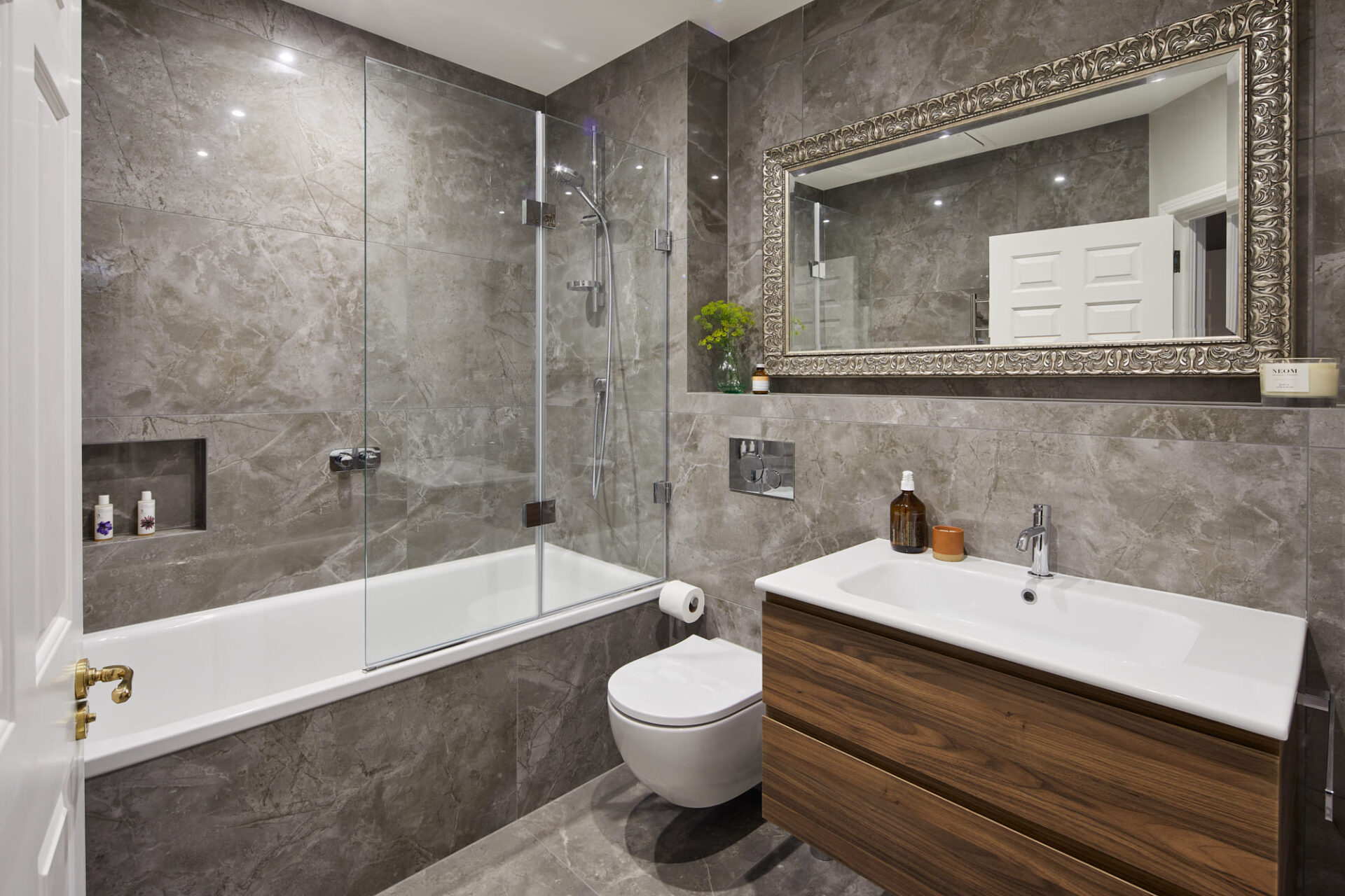 Functional shower enclosures for small bathrooms - Ideagroup Blog